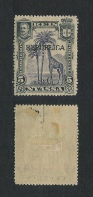 1918 - Afinsa nº 65. D. Carlos I com sobretaxa e sobrecarga. Selo de 1/2c/5r novo, COM CHARNEIRA (*) e goma original. Com CERTIFICADO DE PERITAGEM. Em boas condições.