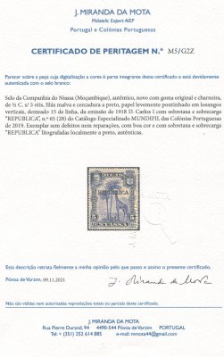 1918 - Afinsa nº 65. D. Carlos I com sobretaxa e sobrecarga. Selo de 1/2c/5r novo, COM CHARNEIRA (*) e goma original. Com CERTIFICADO DE PERITAGEM. Em boas condições.