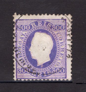 1870/6 - Afinsa nº 47B. D. Luis I, fita direita.Selo de 300 reis usado. Papel porcelana, denteado 12 1/2. Pequena transparência e vinco.