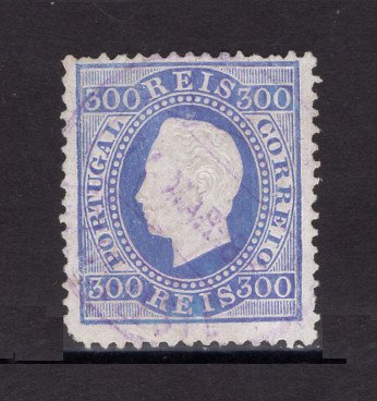 1870/6 - Afinsa nº 47B. D. Luis I, fita direita.Selo de 300 reis usado. Papel porcelana, denteado 12 1/2. Canto curto.