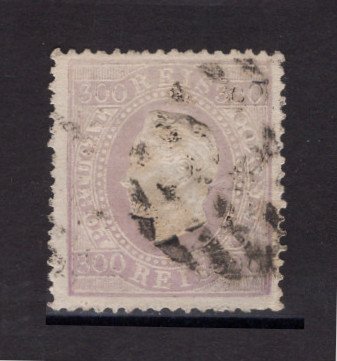 1870/6 - Afinsa nº 47a. D. Luis I, fita direita.Selo de 300 reis usado. Papel liso, denteado 13 1/2. Cor irregular e pequeno vinco.