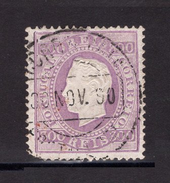 1870/6 - Afinsa nº 47D. D. Luis I, fita direita.Selo de 300 reis usado. Papel porcelana, denteado 13 1/2. Canto curto.