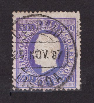 1870/6 - Afinsa nº 47D. D. Luis I, fita direita.Selo de 300 reis usado. Papel porcelana, denteado 13 1/2. Pequena transparência.