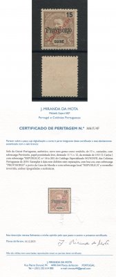 1913 - Afinsa nº 141a. D. Carlos I com sobrecarga local REPUBLICA. Selo de 15r novo sem goma como emitido. SOBRECARGA INVERTIDA. Com CERTIFICADO DE PERITAGEM (CERTIFICATE). Em boas condições.