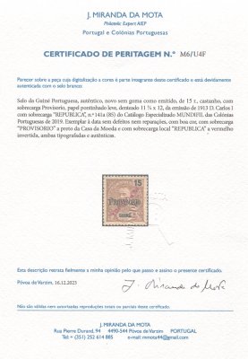 1913 - Afinsa nº 141a. D. Carlos I com sobrecarga local REPUBLICA. Selo de 15r novo sem goma como emitido. SOBRECARGA INVERTIDA. Com CERTIFICADO DE PERITAGEM (CERTIFICATE). Em boas condições.