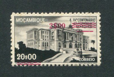 1946 - Afinsa nº 318. Selo de 2$00/20$00 novo SEM CHARNEIRA (**) e com goma original. SOBRECARGA DESLOCADA. Em boas condições.