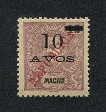 1913 - Afinsa nº 197. D. Carlos I com sobrecarga local REPUBLICA. Selo de 10a/12a novo sem goma como emitido. Em boas condições.