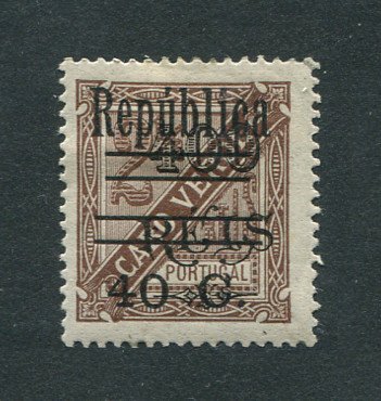 1925 - Afinsa nº 187c. D. Carlos I com sobrecarga. Selo de $40/400r/2 1/2r novo, COM CHARNEIRA (*) e goma original. Denteado 13 1/2. BARRAS AFASTADAS. Em boas condições.