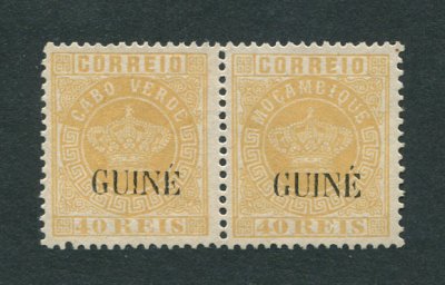 1885 - Afinsa nº 22d. Tipo Coroa. Selos de 40 reis novos sem goma EM PAR. Selo do lado direito com sobrecarga GUINÉ SOBRE SELO DE MOÇAMBIQUE em vez de sobre selo de Cabo Verde. Dent. 12 1/2. Em boas condições.