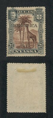1918 - Afinsa nº 64. D. Carlos I com sobretaxa e sobrecarga. Selo de 1/4c/2 1/2r novo sem goma. Com CERTIFICADO DE PERITAGEM (CERTIFICATE). Em boas condições.