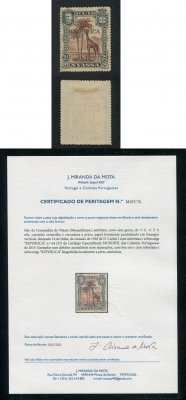 1918 - Afinsa nº 64. D. Carlos I com sobretaxa e sobrecarga. Selo de 1/4c/2 1/2r novo sem goma. Com CERTIFICADO DE PERITAGEM (CERTIFICATE). Em boas condições.