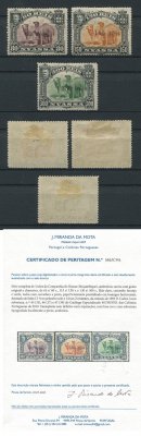 1903 - Afinsa nº 45/47. D. Carlos I com sobretaxa. Série completa nova, COM CHARNEIRA (*) e goma original. Com CERTIFICADO DE PERITAGEM. Em boas condições.