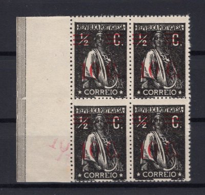 1928 - Afinsa nº 454j. Ceres com sobretaxa. Selos de 10c/1/2c EM QUADRA. Novos SEM CHARNEIRA (**) e com goma original. ERRO, IMPRESSÃO PARCIAL DE "10" NA MARGEM. Papel cartolina, 15x14. Em boas condições.