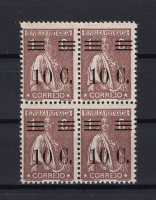 1928 - Afinsa nº 455. Ceres com sobretaxa. Selos de 10c/1c EM QUADRA. Novos SEM CHARNEIRA (**) e com goma original. Papel liso, 12x11 1/2. Em boas condições.