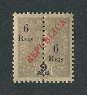 1914 - Afinsa nº 293. D. Carlos I com sobretaxa e sobrecarga local REPUBLICA. Perfurado a meio. Selo de 6r/9r novo SEM CHARNEIRA (**) e com goma original. Em boas condições.