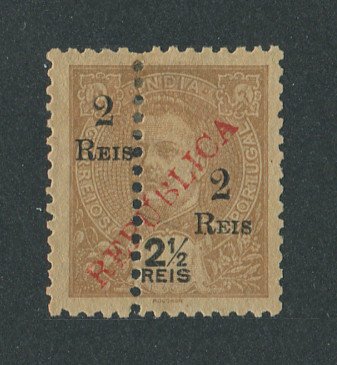1914 - EMITIDO NÃO OFICIALMENTE nº27 (catalogado como SOBRECARGA CLANDESTINA nº 27 pela Mundifil). Eládio nº 285. D. Carlos I com sobrecarga local REPUBLICA. Perfurado a meio. Selo de 2 reis/2 1/2 reis novo sem goma. Em boas condições.