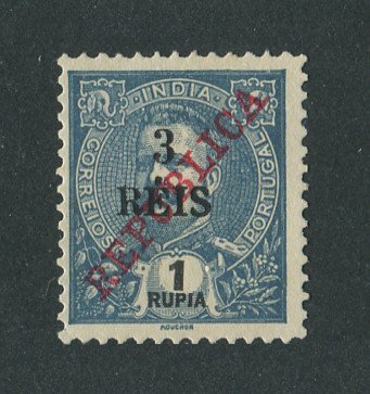 1914 - Afinsa nº 301a. D. Carlos I com sobretaxa e sobrecarga REPUBLICA. Selo de 3r/1R novo sem goma. "S" de "REIS" SEM SERIFA. Em boas condições.