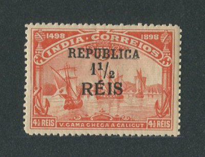 1914 -Afinsa nº 305d. 4º Cent. do Descobrimento ... com sobrecarga e sobretaxa. Selo de 1 1/2 reis novo, COM CHARNEIRA (*) e goma original. ''1'' de ''1 1/2'' ESPESSO. Em boas condições.