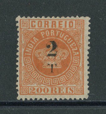 1881- Afinsa nº 101. Coroa com sobretaxa. Selo de 2T/200r novo sem goma como emitido. Denteado 12 1/2. COM CERTIFICADO DE PERITAGEM. Apresenta um leve vinco, quase impercetível.