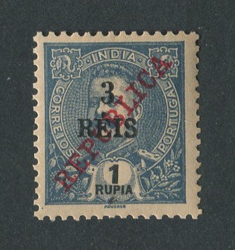1914 - Afinsa nº 301a. D. Carlos I com sobretaxa e sobrecarga REPUBLICA. Selo de 3r/1R novo SEM CHARNEIRA (**) e com goma original. "S" de "REIS" SEM SERIFA. Em boas condições.