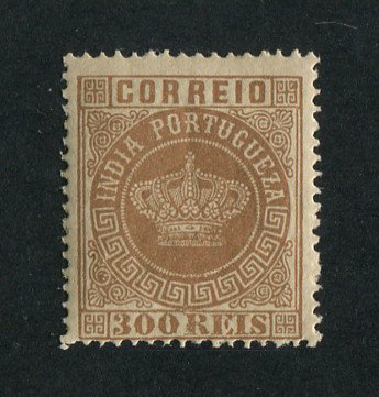 1877 - Afinsa nº 56a. Tipo Coroa. Selo de 300 reis novo, COM CHARNEIRA (*) e goma original. Denteado 13 1/2, papel médio. Em boas condições.