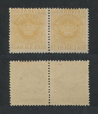 1881 - Afinsa nº13. Tipo Coroa. Selos de 40r novos COM CHARNEIRA (*) e goma original.  ERRO, MOÇAMBIQUE EM PAR COM SELO DE CABO VERDE. Denteado 12 1/2. Em boas condições.