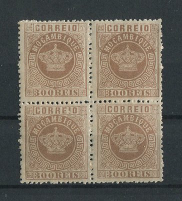 1876 - Afinsa nº 9. Tipo Coroa. Selos de 300 reis EM QUADRA. Novos SEM CHARNEIRA (**) e com goma original. CASTANHO VERMELHO. Denteado 12 1/2. Em boas condições.
