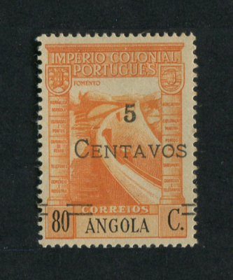 1945 - Afinsa nº 286. Império com sobretaxa. Selo de 5c/80c novo, COM CHARNEIRA (*) e goma original. SOBRECARGA DESLOCADA. Em boas condições.