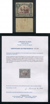 1903 - Afinsa nº 45. D. Carlos I com sobretaxa. Selo de 65r/80r  novo, COM CHARNEIRA (*) e goma original. Com CERTIFICADO DE PERITAGEM. Em boas condições.