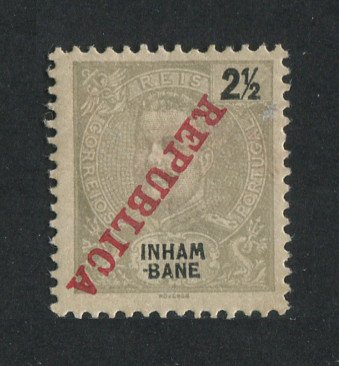 1911 - Afinsa nº 32. D. Carlos I com sobrecarga REPUBLICA. Selo de 2 1/2 reis novo COM CHARNEIRA (*) e goma original. SOBRECARGA INVERTIDA. Em boas condições.