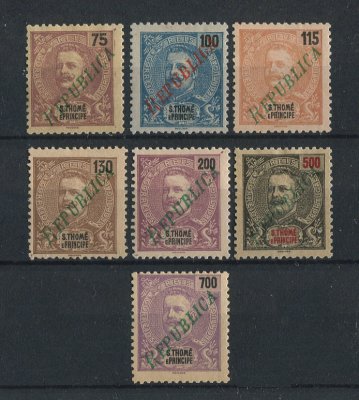1920 - Afinsa nº 235/241. D. Carlos I com sobrecarga local REPUBLICA. Série completa NOVA, SEM GOMA como emitidos. Em boas condições.