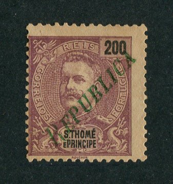 1920 - Afinsa nº 239. D. Carlos I com sobrecarga local REPUBLICA. Selo de 200r novo sem goma como emitido. Ligeiramente descentrado mas em boas condições.