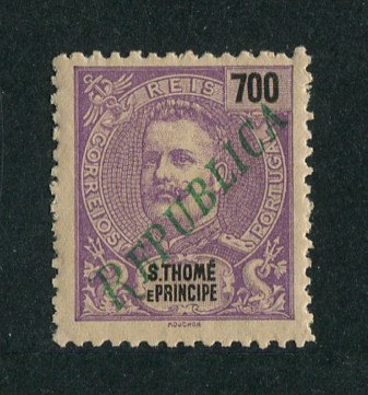 1920 - Afinsa nº 241. D. Carlos I com sobrecarga local REPUBLICA. Selo de 700r novo sem goma como emitido. Em boas condições.