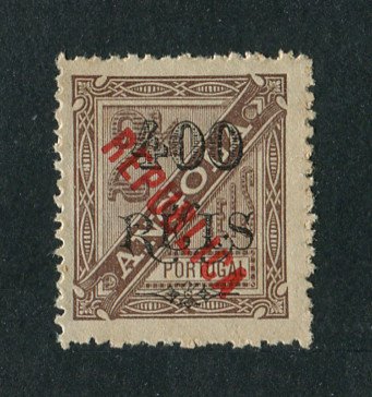 1914 - Afinsa nº 175. D. Carlos I com sobretaxa e sobrecarga local REPUBLICA. Selo de 400r/2 1/2r novo sem goma como emitido. Denteado 12 1/2. Em boas condições.