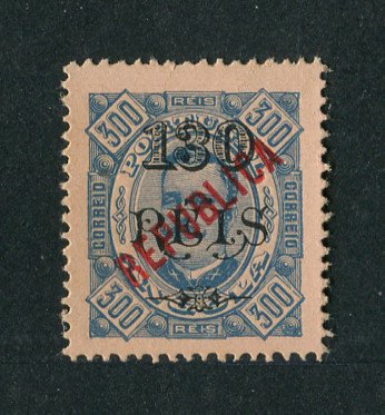 1914 - Afinsa nº 174a. D. Carlos I com sobretaxa e sobrecarga local REPUBLICA. Selo de 130r/300r novo sem goma como emitido. Denteado 13 1/2. Em boas condições.