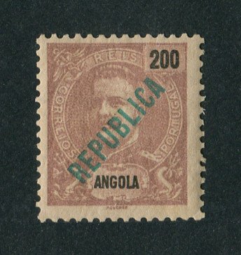 1914 - Afinsa nº 163. D. Carlos I com sobrecarga local REPUBLICA. Selo de 200r novo, COM CHARNEIRA (*) e goma original. Em boas condições.