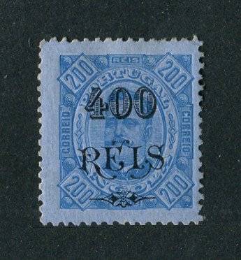 1902 - Afinsa nº 73. D. Carlos I com sobretaxa. Selo de 400r/2 1/2r novo, COM CHARNEIRA (*) e goma original. Denteado 12 1/2. Em boas condições.