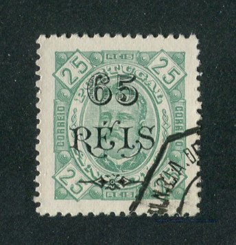 1902 - Afinsa nº 65b. D. Carlos I com sobretaxa. Selo de 65r/25r usado. Papel pontinhado, denteado 12 1/2. Em boas condições.