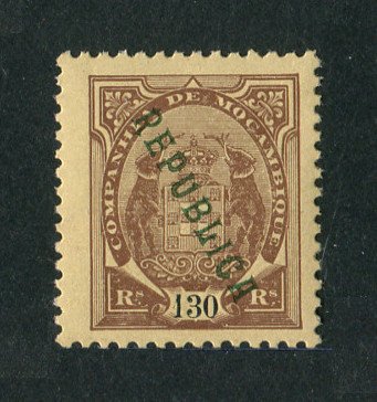 1911 - Afinsa nº 72c. Elefantes com sobrecarga local REPUBLICA. Selo de 130 reis novo COM CHARNEIRA (*) e goma original. Sobrecarga TIPO II. Em boas condições.