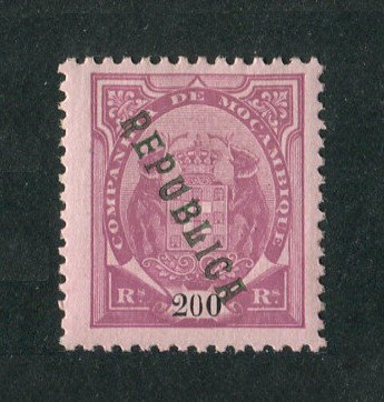1911 - Afinsa nº 73a. Elefantes com sobrecarga local REPUBLICA. Selo de 200 reis novo COM CHARNEIRA (*) e goma original. Sobrecarga TIPO II. Em boas condições.