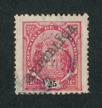 1911 - Afinsa nº 82f. Elefantes com sobrecarga local REPUBLICA. Selo de 25r usado. Papel porcelana ordinário, denteado 11 1/2. ''5'' COM BANDEIRA CURTA. Em boas condições.