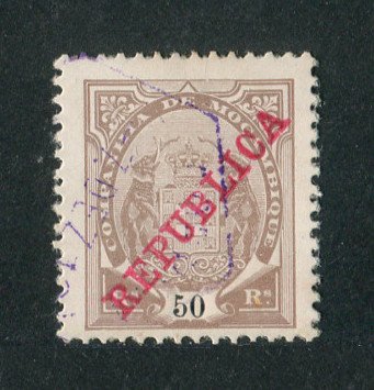 1911 - Afinsa nº 83c. Elefantes com sobrecarga local REPUBLICA. Selo de 50r usado. Papel porcelana médio, denteado 11 1/2. ''5'' COM BANDEIRA CURTA. Em boas condições.