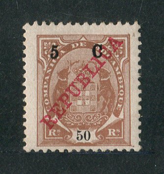 1916 - Afinsa nº 98c. Elefantes com sobrecarga REPUBLICA e sobretaxa. Selo de 5c/50r novo, COM CHARNEIRA (*) e goma original. Papel porcelana ordinário. ''5'' COM BANDEIRA CURTA. Em boas condições.
