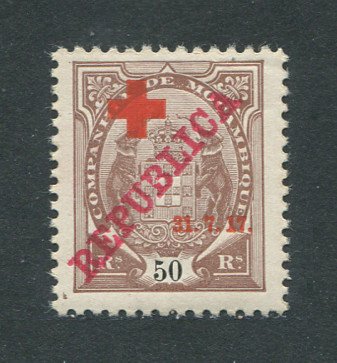 1917 - Afinsa nº 110d. Tipo Elefantes com sobrecargas REPUBLICA e CRUZ VERMELHA. Selo de 50 reis novo, COM CHARNEIRA (*) e goma original. ''5'' COM BANDEIRA CURTA. Em boas condições.
