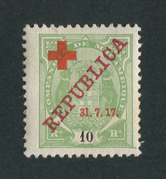 1917 - Afinsa nº 108b. Tipo Elefantes com sobrecargas REPUBLICA e CRUZ VERMELHA. Selo de 10r reis novo, COM CHARNEIRA (*) e goma original. VARIEDADE "1" de "31" MAIOR. Em boas condições.