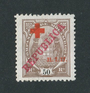 1917 - Afinsa nº 110d. Tipo Elefantes com sobrecargas REPUBLICA e CRUZ VERMELHA. Selo de 50 reis novo, SEM GOMA. ''5'' COM BANDEIRA CURTA. Em boas condições.