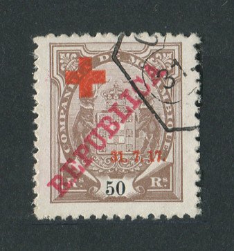 1917 - Afinsa nº 110d. Tipo Elefantes com sobrecargas REPUBLICA e CRUZ VERMELHA. Selo de 50 reis usado. ''5'' COM BANDEIRA CURTA. Em boas condições.