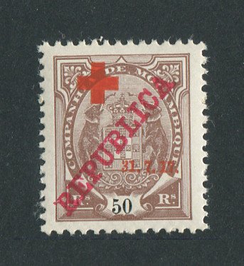 1917 - Afinsa nº 110d. Tipo Elefantes com sobrecargas REPUBLICA e CRUZ VERMELHA. Selo de 50 reis novo SEM CHARNEIRA (**) e com goma original. ''5'' COM BANDEIRA CURTA. Em boas condições.