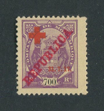 1917 - Afinsa nº 113. Tipo Elefantes com sobrecargas REPUBLICA e CRUZ VERMELHA. Selo de 700 reis novo, SEM GOMA. Em boas condições.