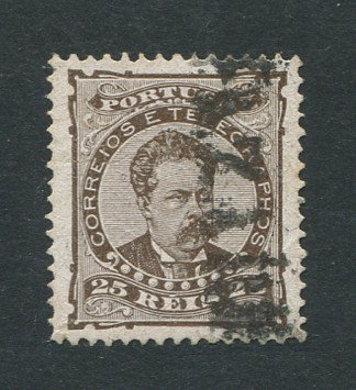 1882/83 - Afinsa nº 57a. D. Luis I de frente. Selo de 25 reis usado. Papel porcelana, denteado 12 1/2. CARIMBO NOMINATIVO - NAZARÉ, pouco legível. Tem um vinco.